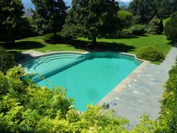 piscina con area relax con pvc color azzurro